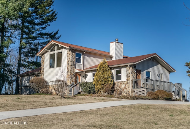 view of front facade featuring a front yard