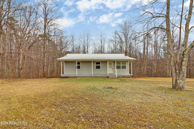 view of front facade featuring a porch and a front lawn