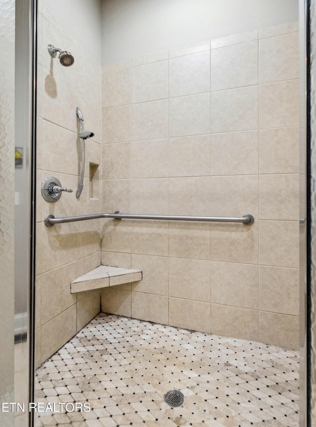 bathroom featuring a tile shower