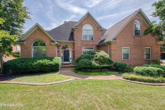 front facade featuring a front yard