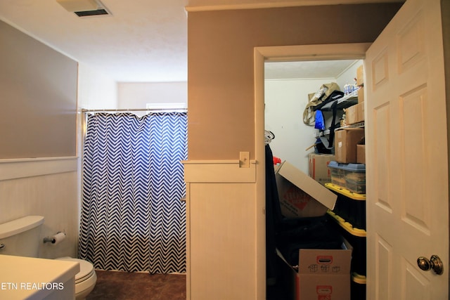 bathroom with a shower with curtain, vanity, and toilet