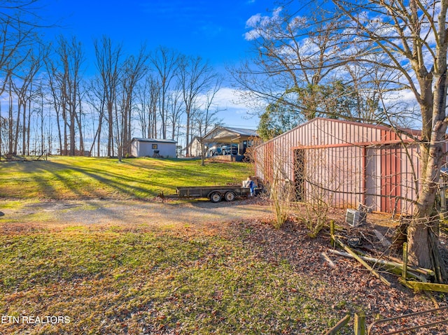 view of yard featuring an outbuilding