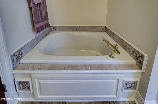 bathroom featuring tiled tub