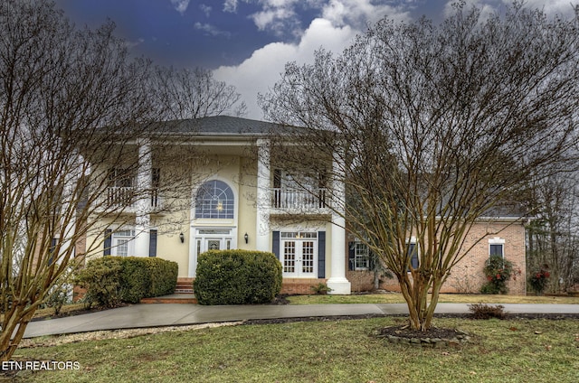 view of front of house featuring a front yard