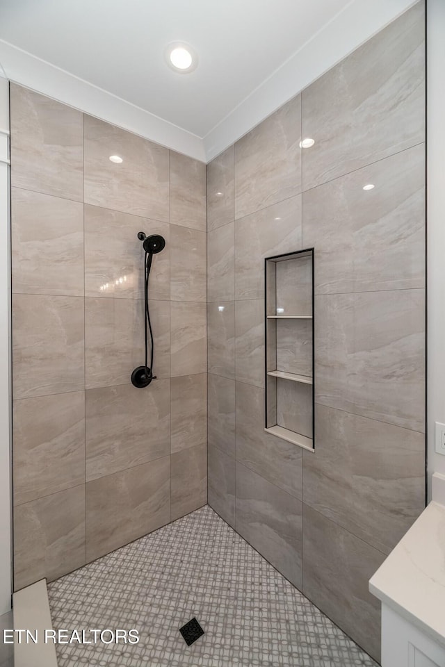 bathroom featuring tiled shower