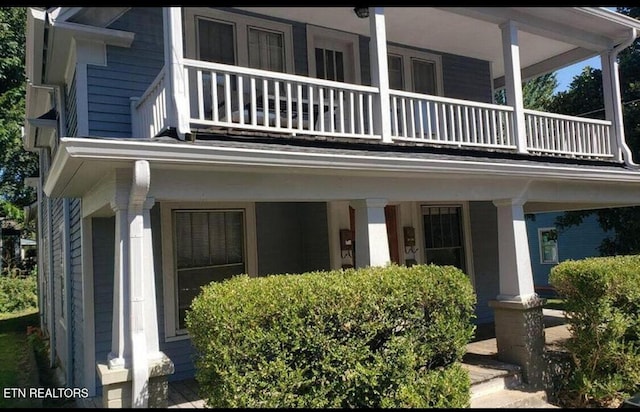 property entrance featuring a balcony