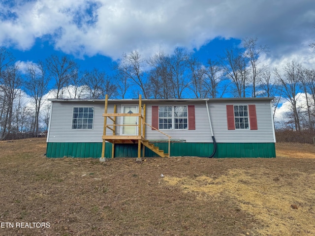 manufactured / mobile home with a front lawn