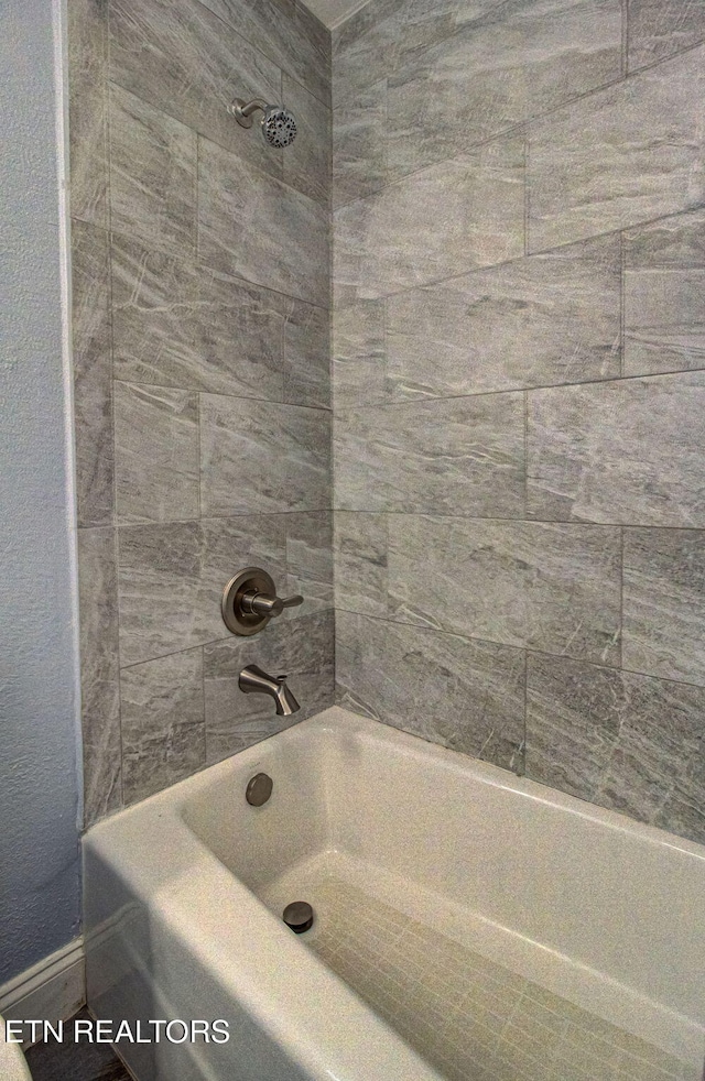 bathroom featuring tiled shower / bath combo