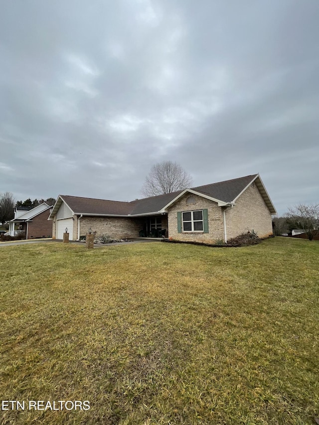 view of front of home featuring a garage and a front yard