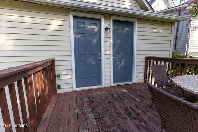 property entrance featuring a deck