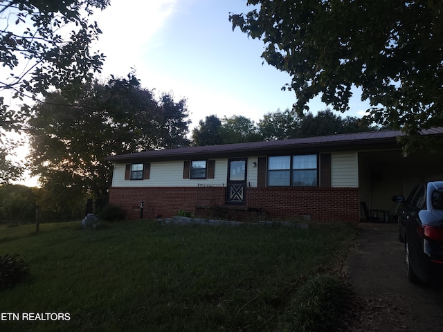 single story home featuring a front yard