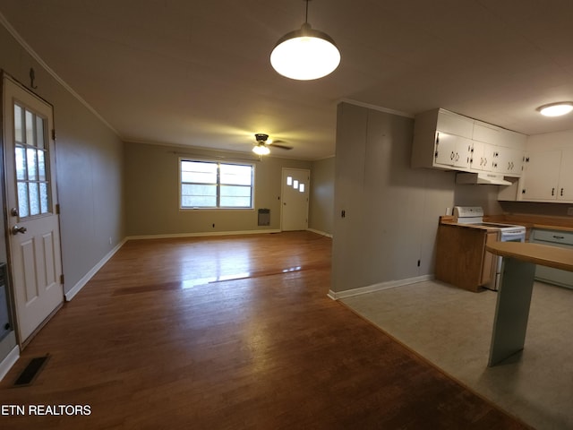 kitchen featuring white electric range, crown molding, light hardwood / wood-style flooring, ceiling fan, and white cabinets