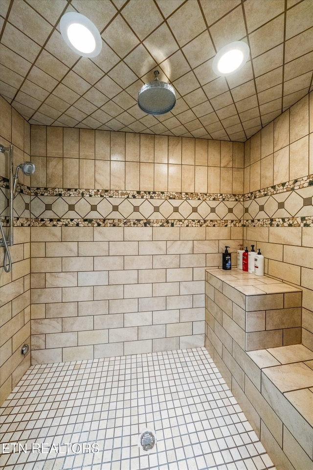 bathroom featuring a tile shower