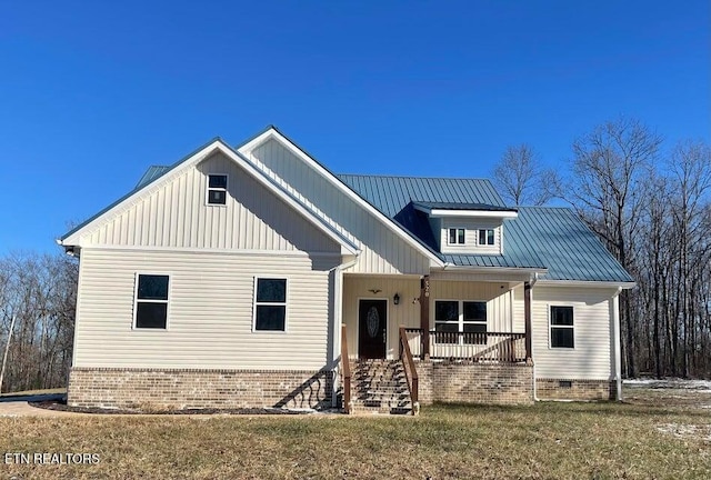 view of front of home featuring covered porch and a front lawn