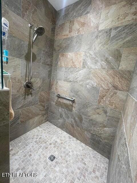 bathroom featuring a tile shower