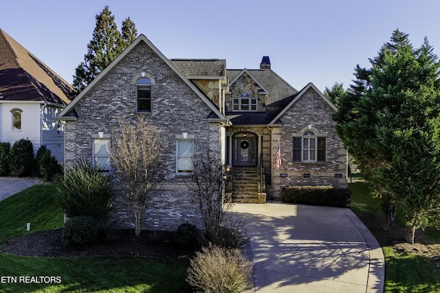 view of front of property with a front yard