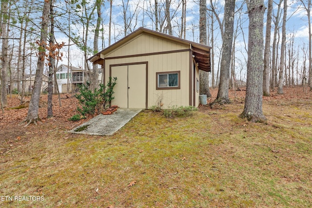 view of outdoor structure with a yard