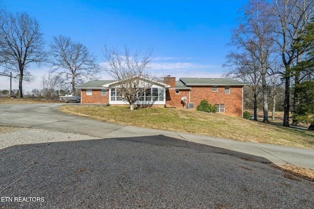 view of front of property with a front lawn