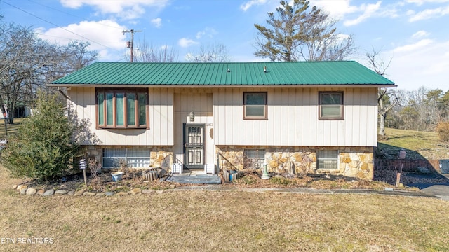 split foyer home with a front yard