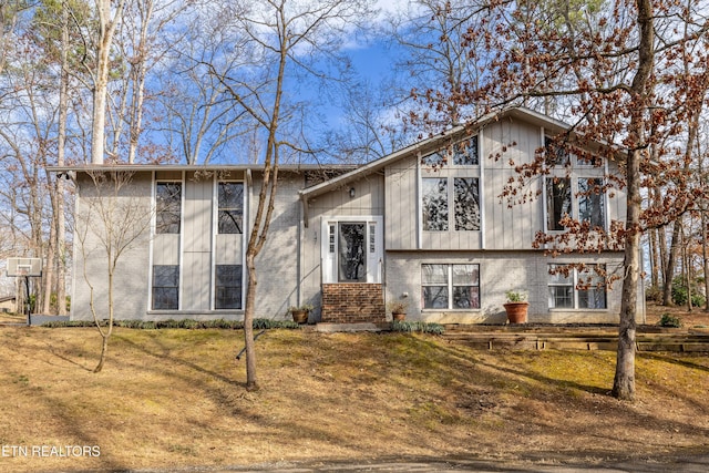 split foyer home featuring a front lawn