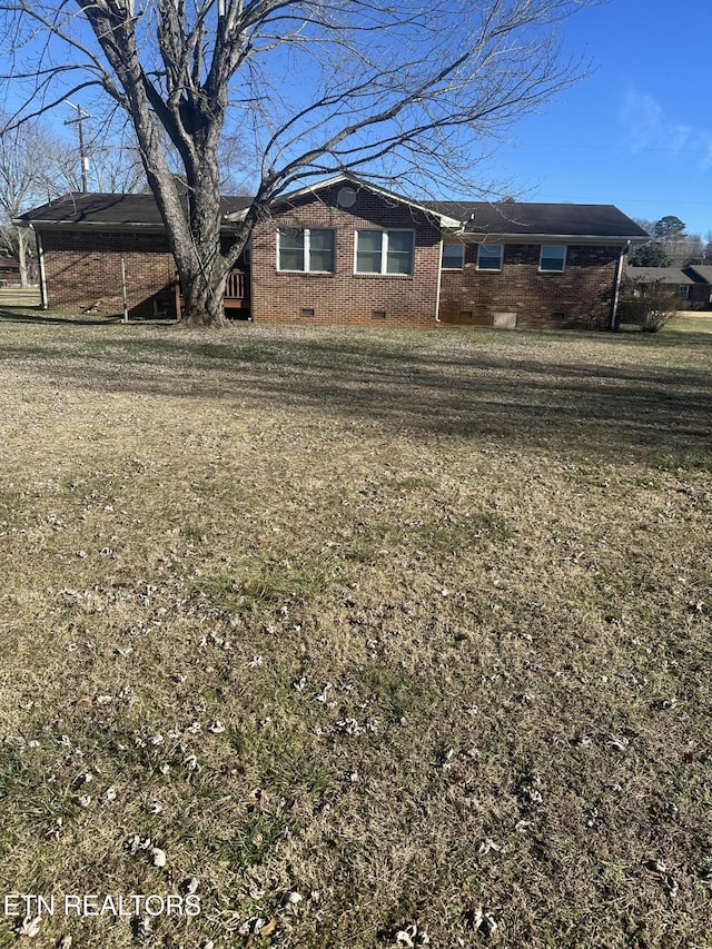 ranch-style home with a front yard