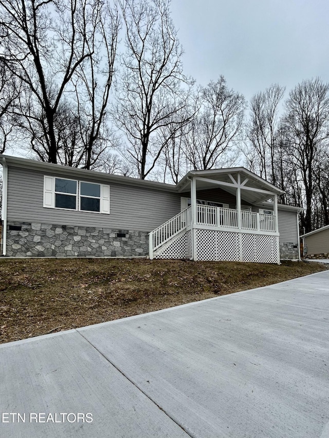 manufactured / mobile home featuring a porch