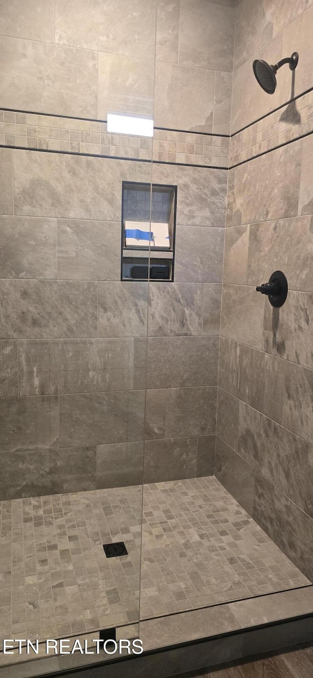 bathroom featuring a tile shower