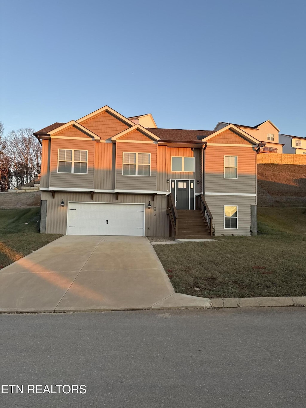 view of front facade featuring a garage and a front lawn