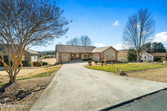 single story home with a front lawn