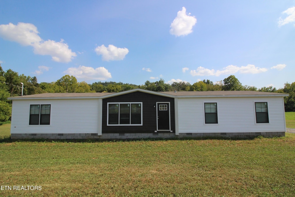 manufactured / mobile home featuring a front lawn