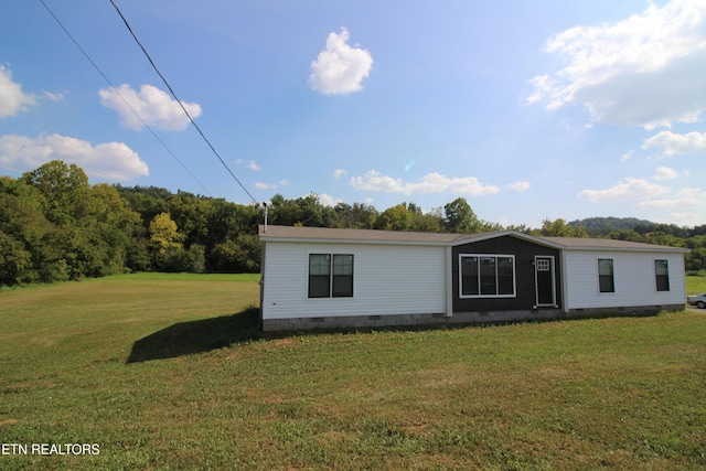 manufactured / mobile home featuring a front yard