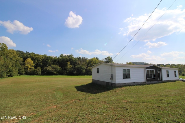 view of side of property featuring a lawn