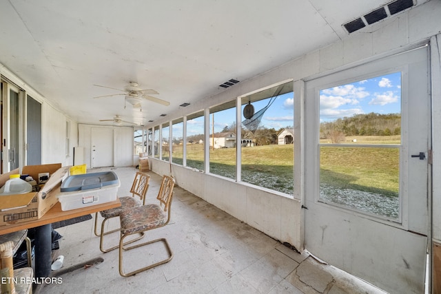 sunroom with visible vents and ceiling fan