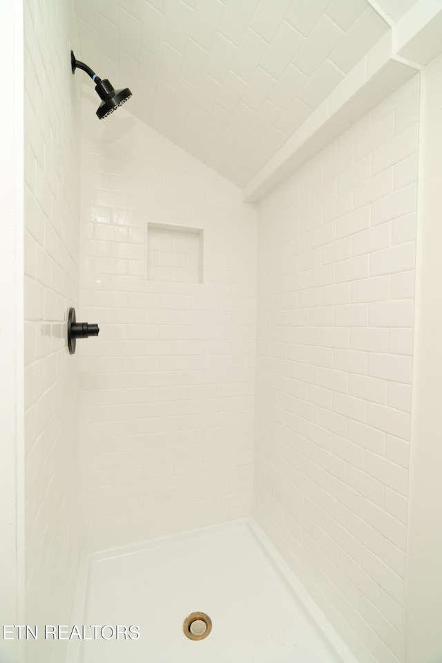 bathroom featuring a tile shower