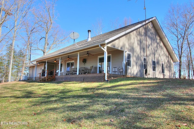 view of front of home with a front lawn, ceiling fan, and covered porch