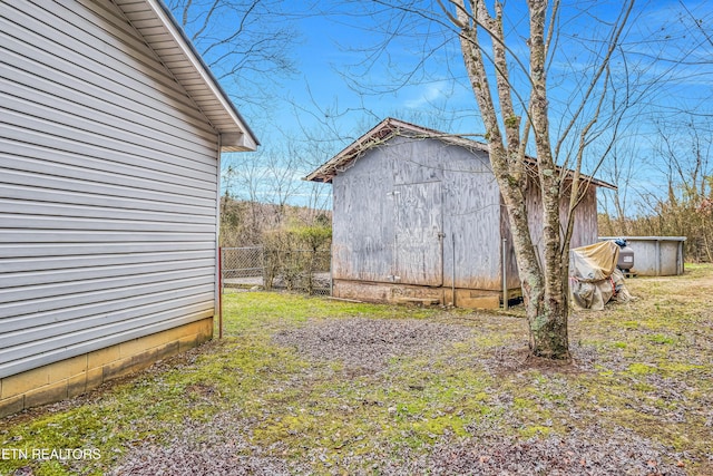 view of yard featuring a shed