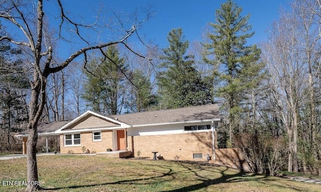 view of front of property featuring a front lawn