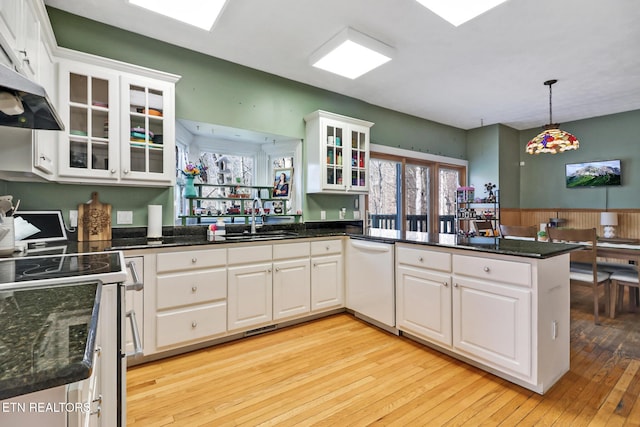 kitchen featuring white cabinetry, sink, kitchen peninsula, and dishwasher