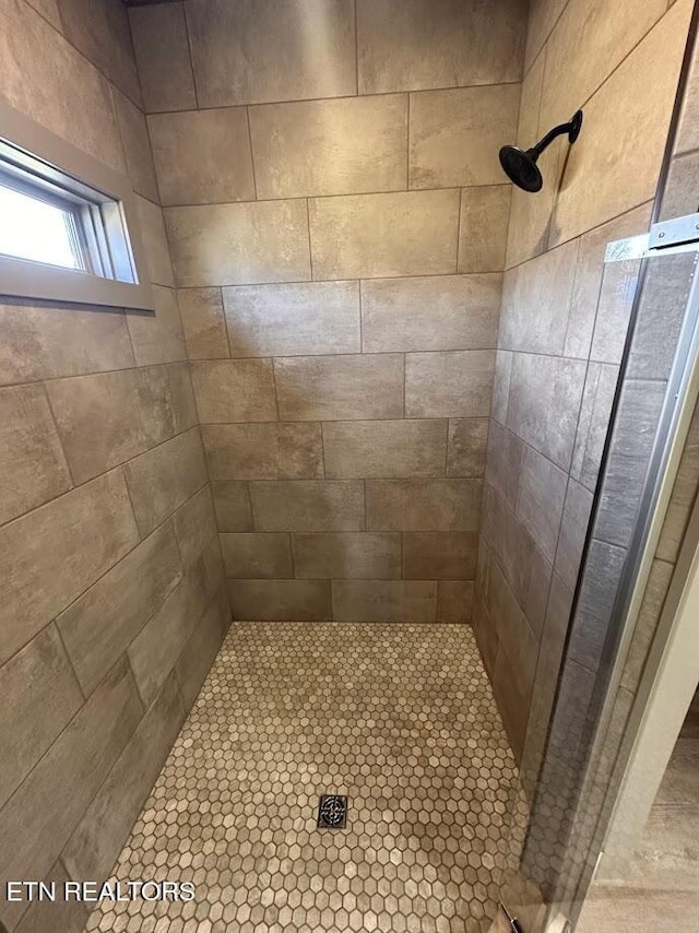 bathroom featuring a tile shower