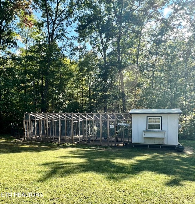 view of yard featuring an outdoor structure