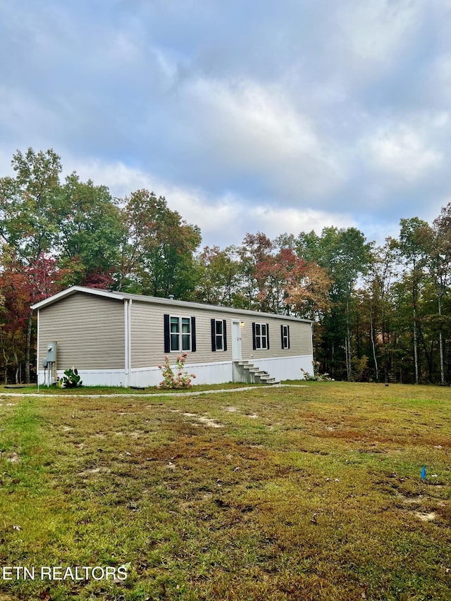 manufactured / mobile home with a front lawn