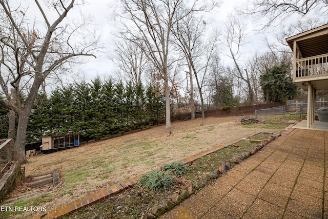 view of yard with a storage unit