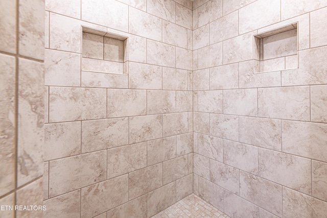 bathroom featuring tiled shower