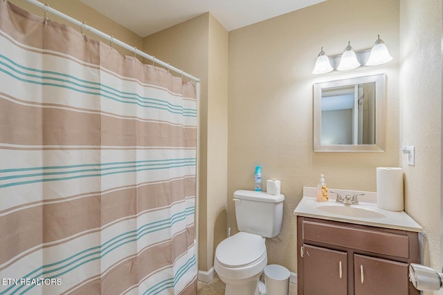 bathroom with a shower with curtain, vanity, and toilet