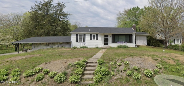 view of front of property featuring a front lawn