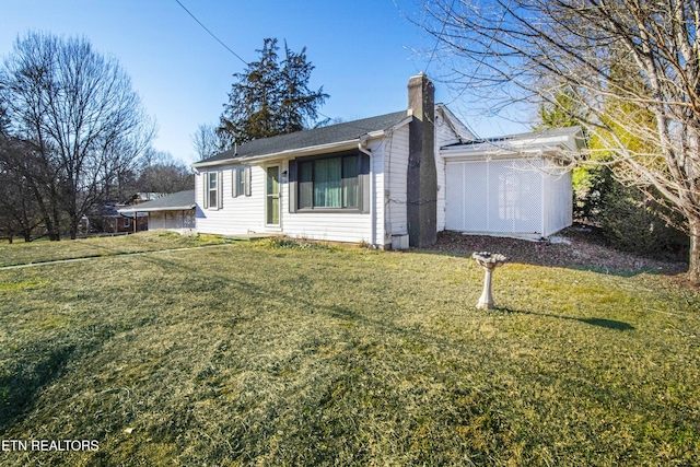 view of front of home featuring a front lawn