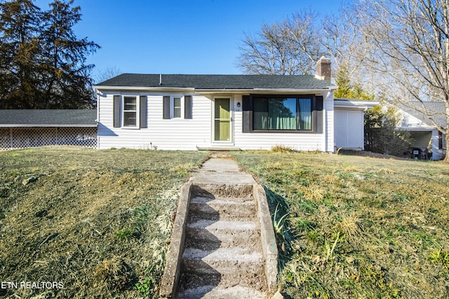 single story home featuring a front yard