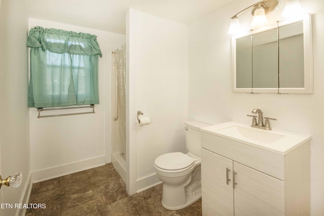 bathroom featuring vanity, curtained shower, and toilet