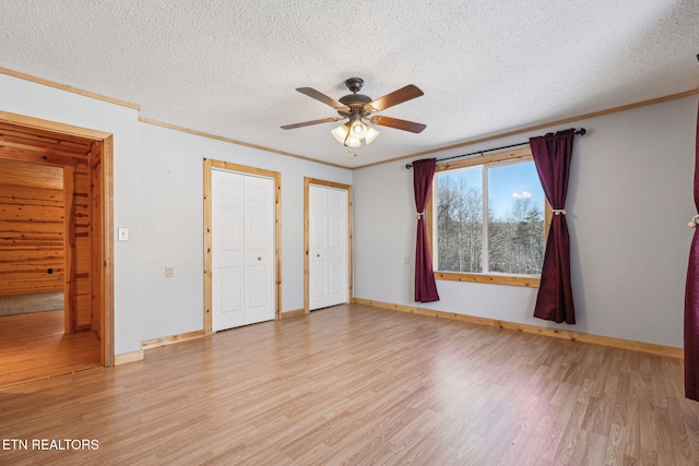 unfurnished bedroom with crown molding, light wood-type flooring, a textured ceiling, and ceiling fan