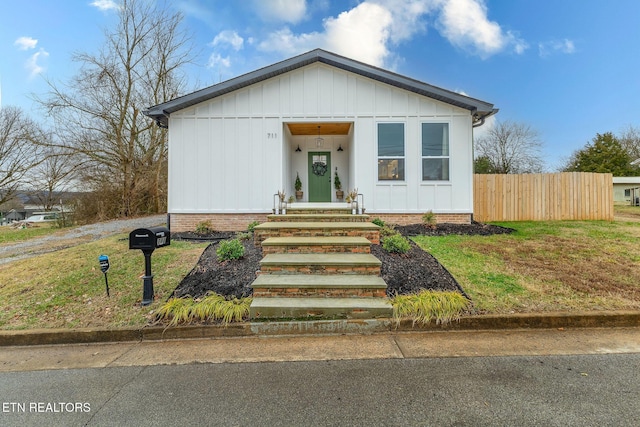 view of front facade with a front yard